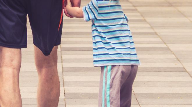 出かける夫と娘